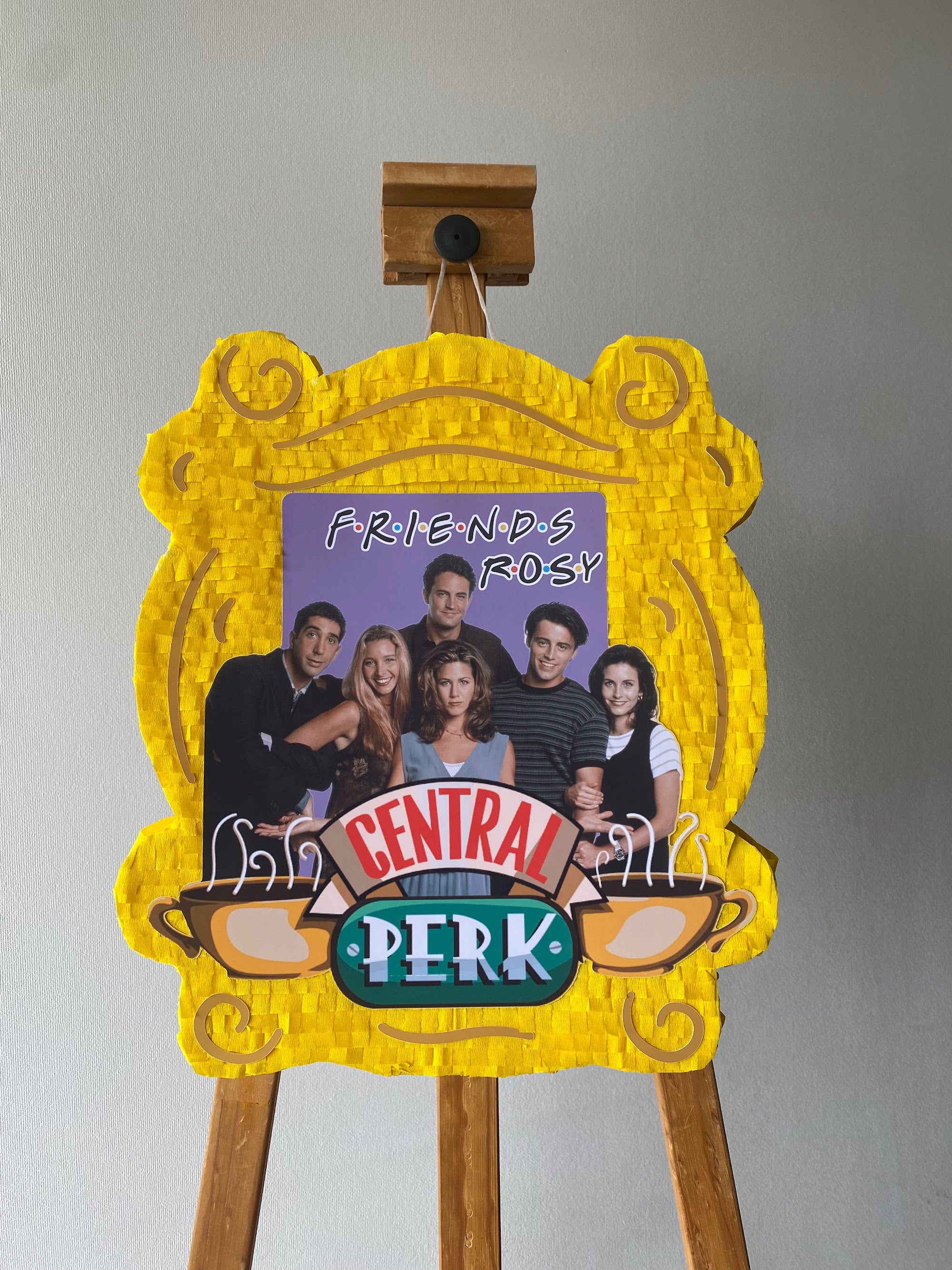 PIÑATA FRIENDS 40CM PREMIUM