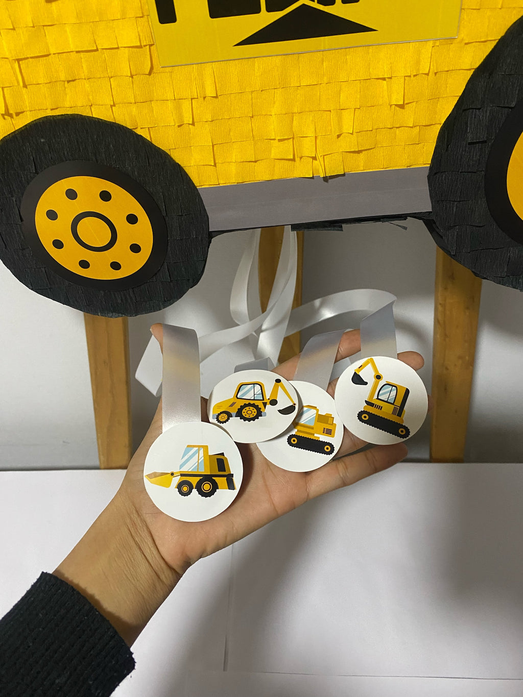 PIÑATA CAMIÓN PALA 40CM PREMIUM