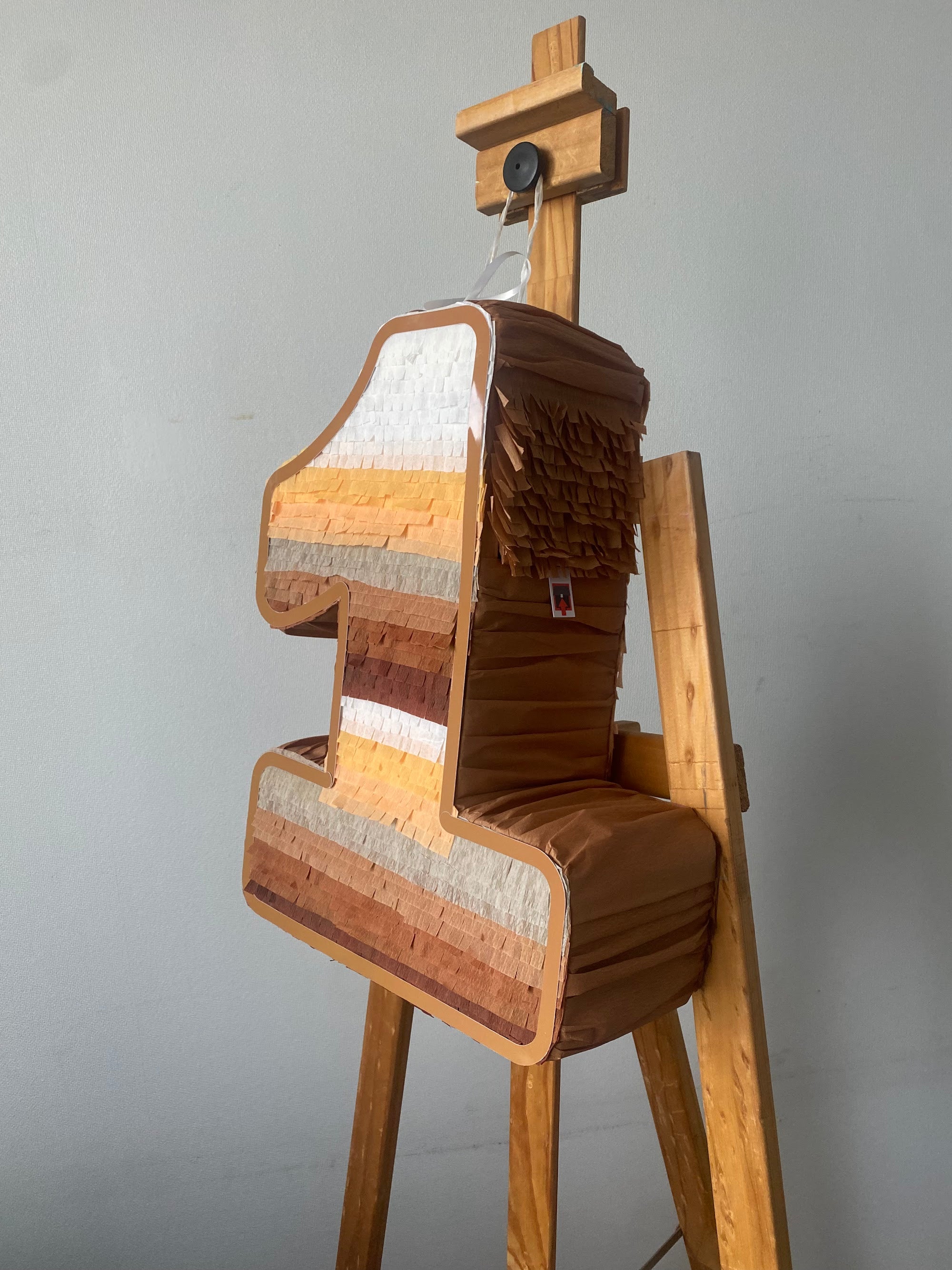 PIÑATA NÚMERO 1 TONALIDADES BEIGE A MARRÓN 40CM PREMIUM