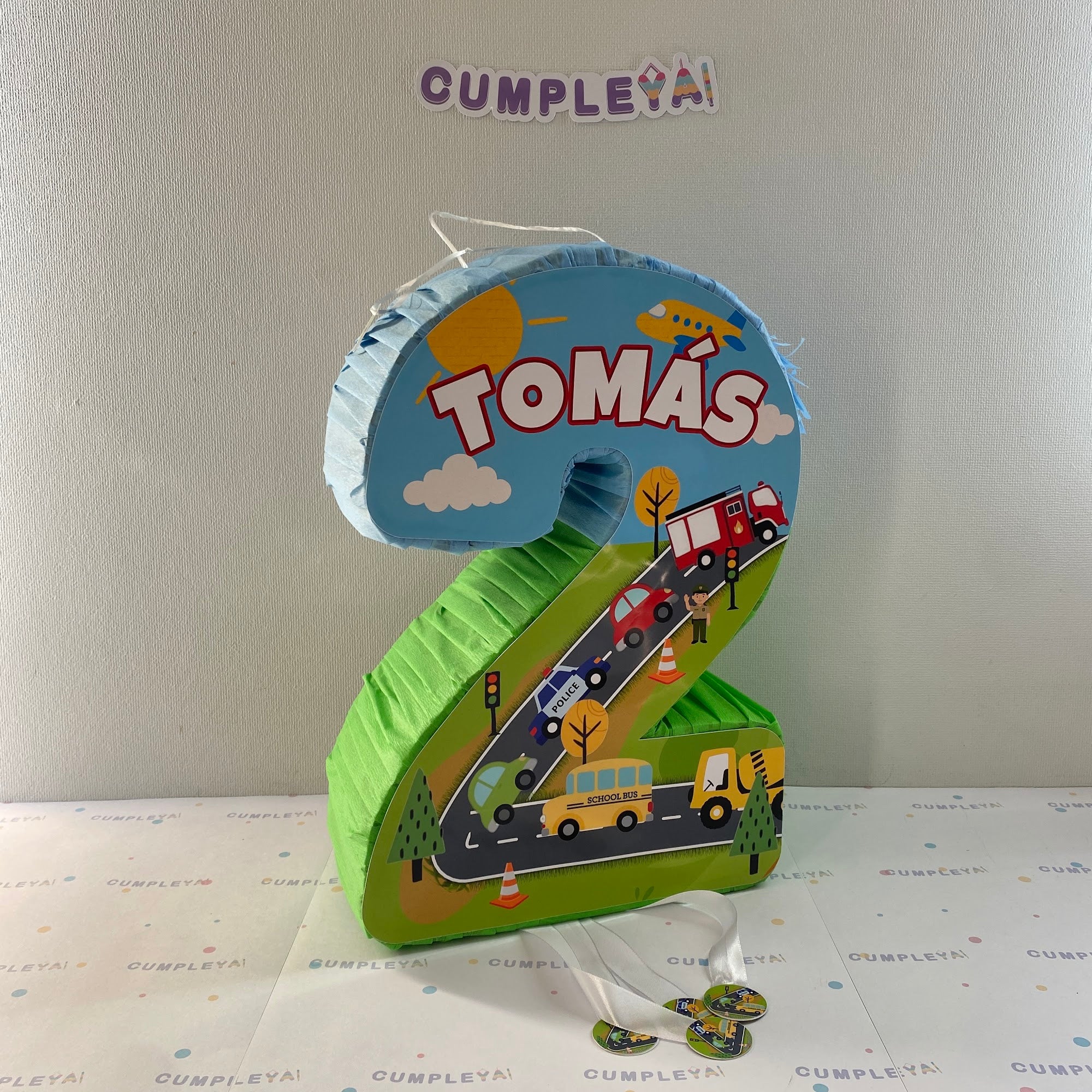 PIÑATA 40 CM NÚMERO 2 PISTA DE CARRERA Y AUTOS