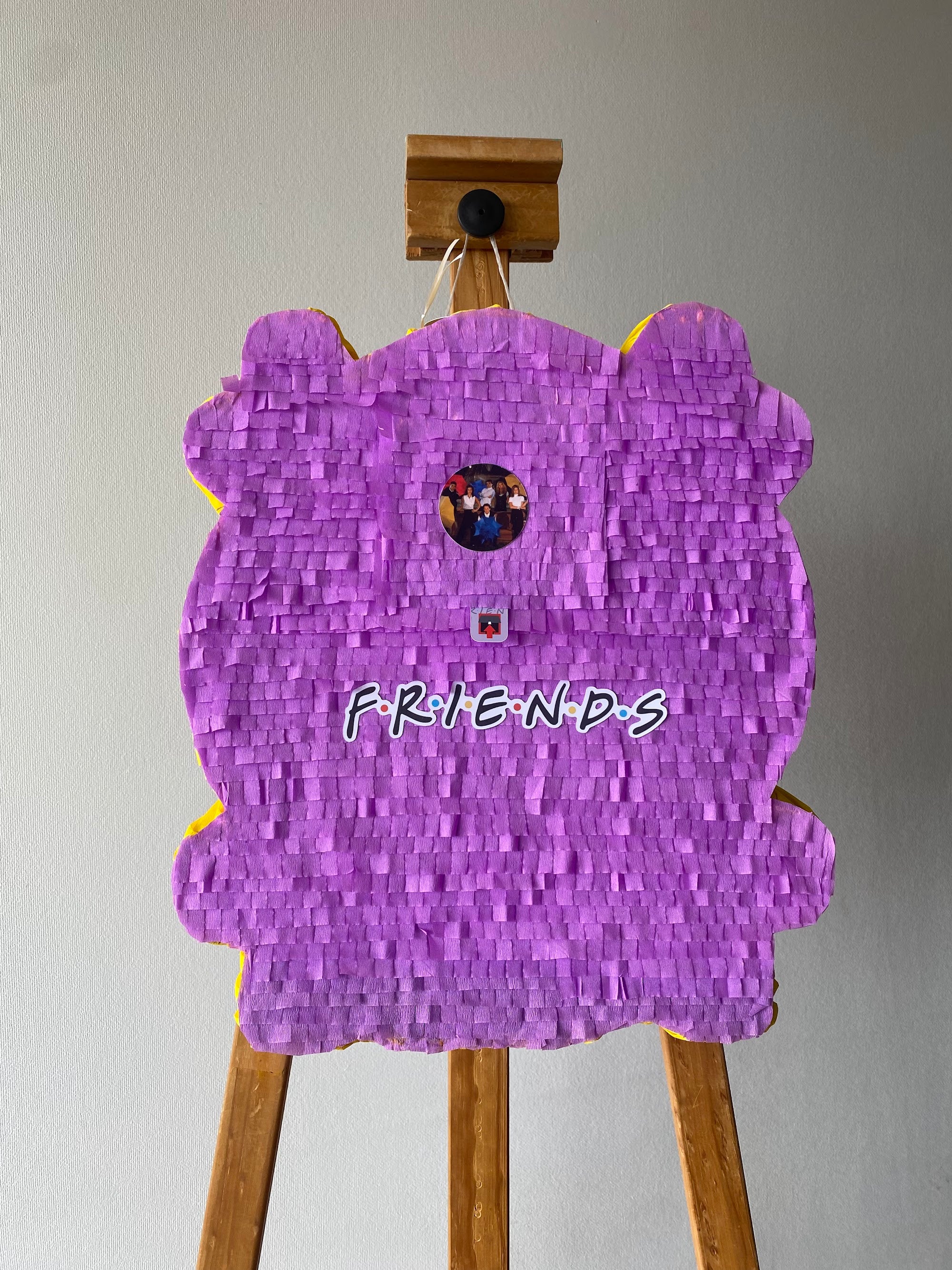 PIÑATA FRIENDS 40CM PREMIUM