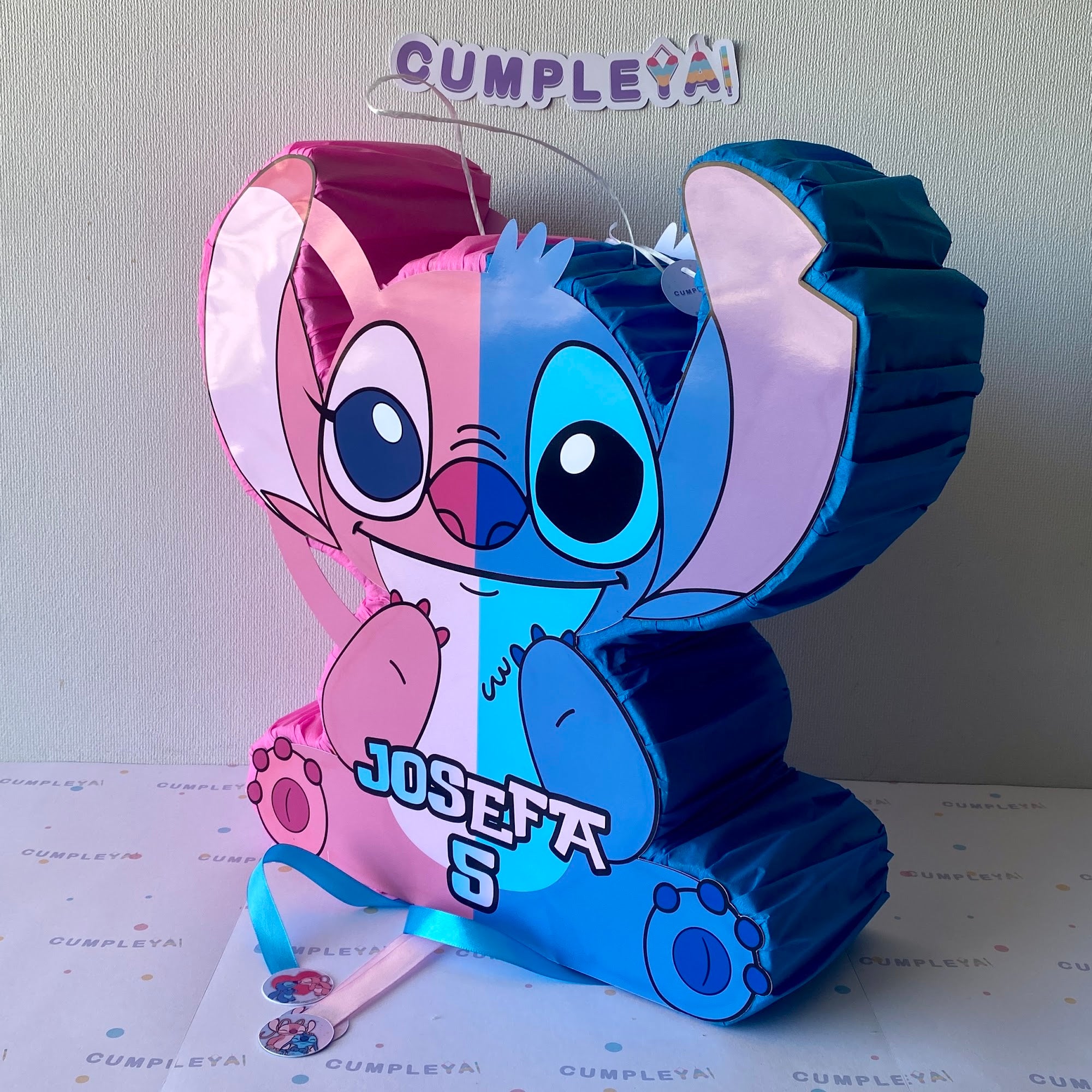 PIÑATA 40 CM STITCH Y ANGELA MANOS ARRIBA