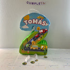 PIÑATA 40 CM NÚMERO 2 PISTA DE CARRERA Y AUTOS