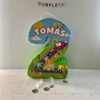 PIÑATA 40 CM NÚMERO 2 PISTA DE CARRERA Y AUTOS