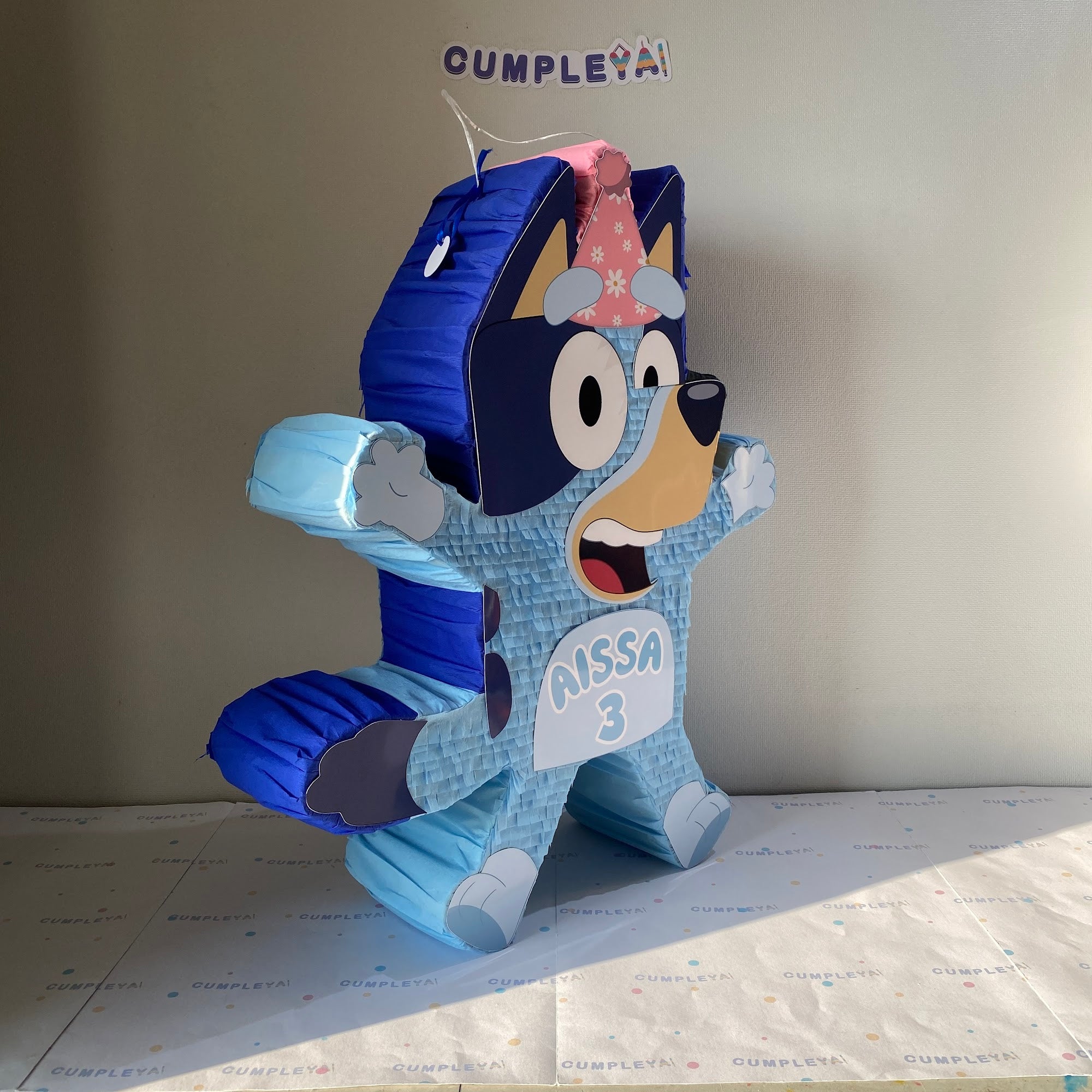 PIÑATA BLUEY CON GORRITO 60CM PREMIUM