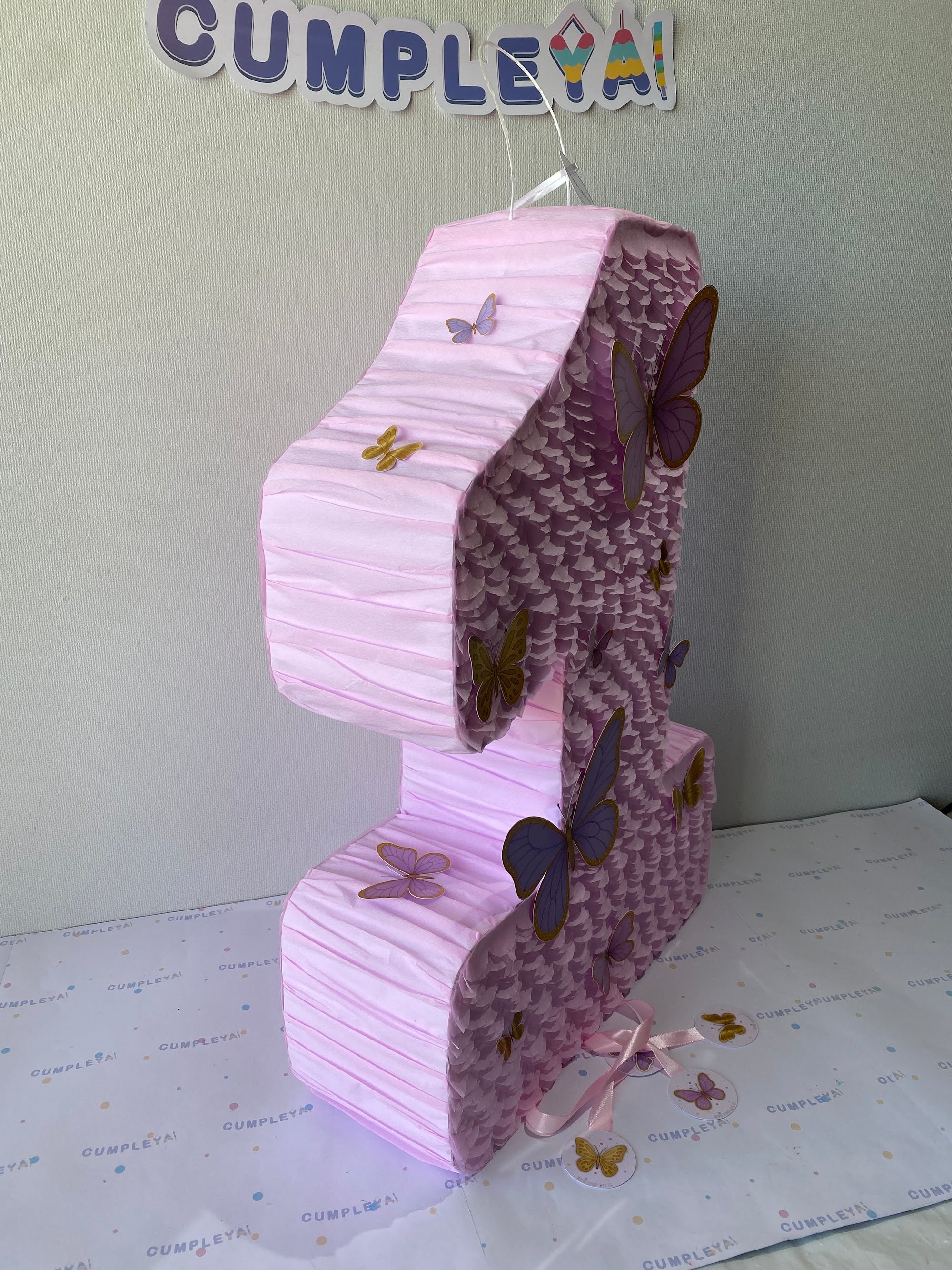 PIÑATA NUMERO 1 CON MARIPOSAS 60CM PREMIUM