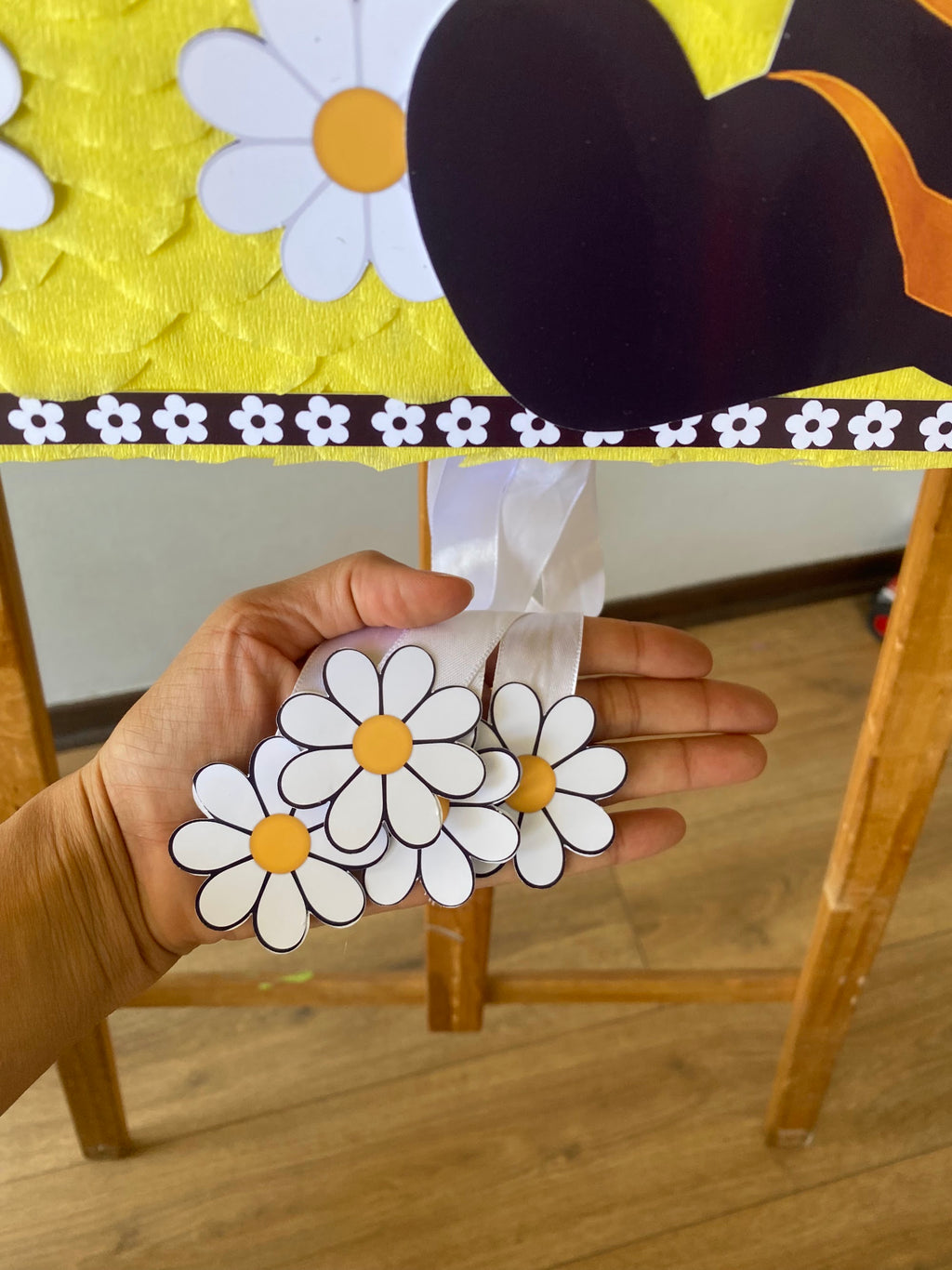 PIÑATA NUMERO 1 CON BEBE ABEJITA 60CM PREMIUM