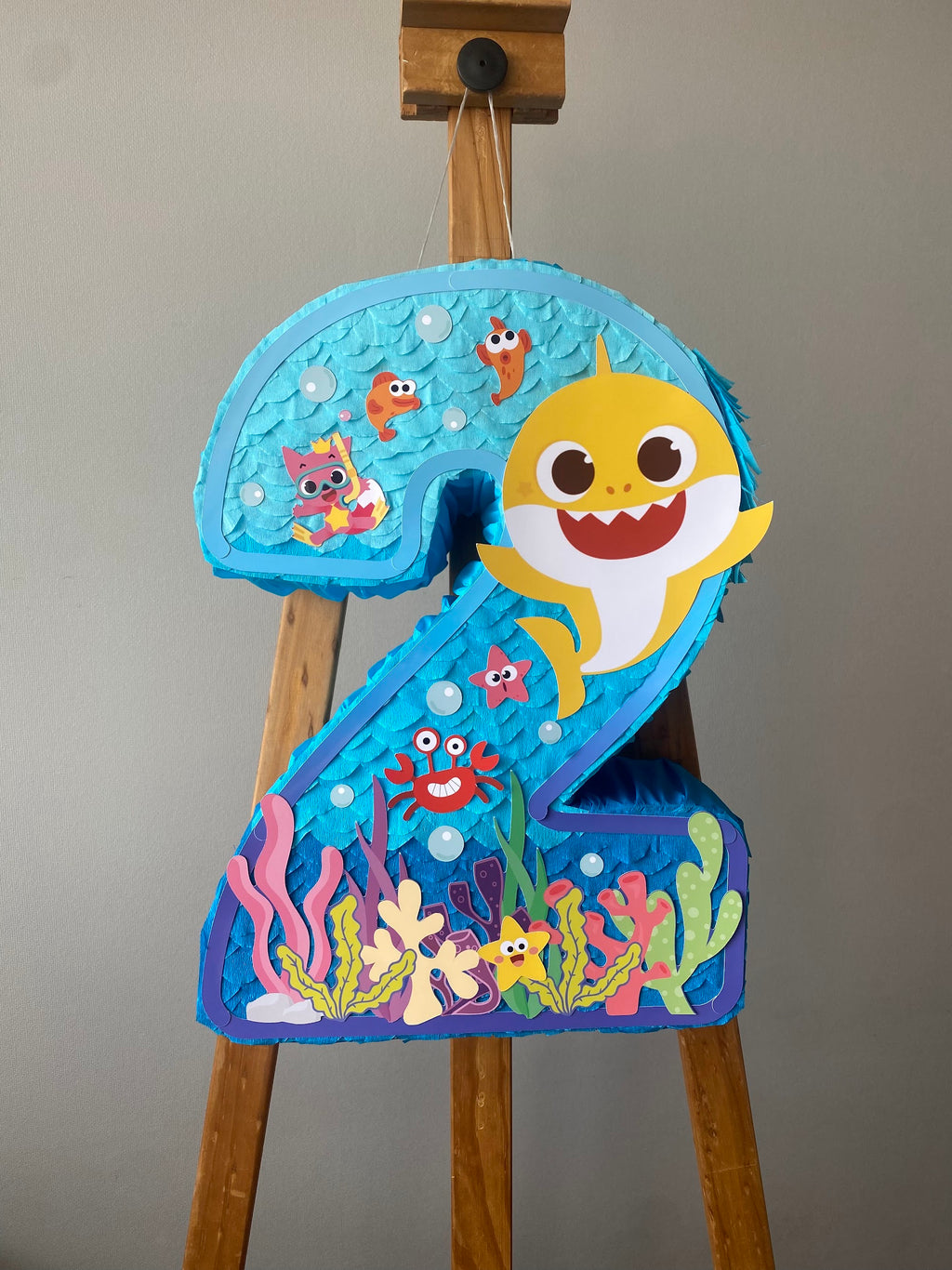 PIÑATA NUMERO 2 BABY SHARK 40CM PREMIUM